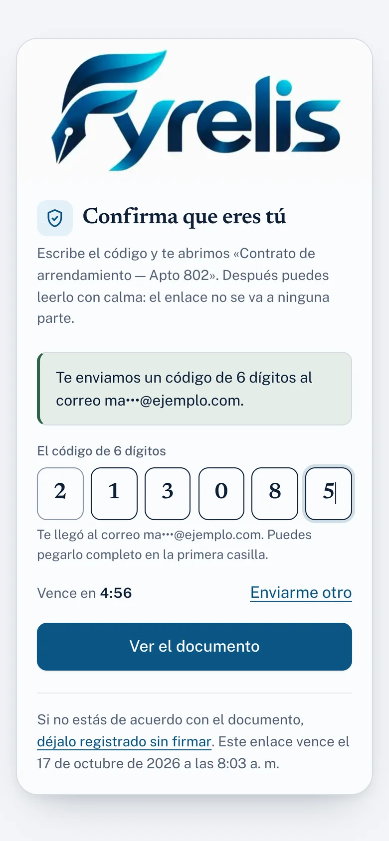 Un celular con la pantalla para escribir el código de 6 dígitos que llegó al correo